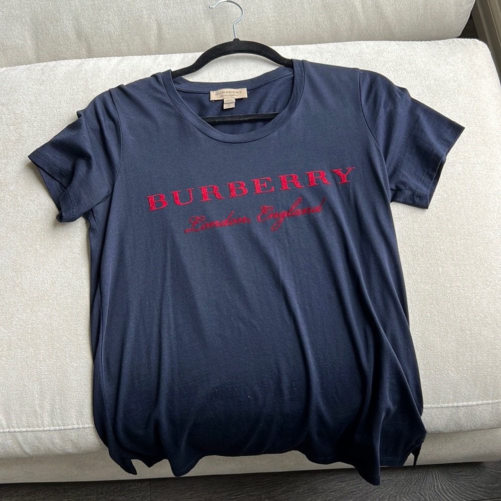 Never worn Burberry t-shirt in size xs